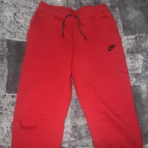 Nike tech byxor - Nike tech byxor, inte mycket använda så i mycket bra skick