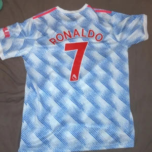 Ronaldo tröja - Ronaldo tröja size Xl men passar med som M/L