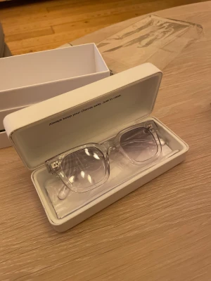 Chimi 04 Clear  - Helt nya chimi 04 clear. Endast öppnade från förpackning. Snygga stilrena solglasögon. Storlek: Onesize  Ny pris: 1200kr Modell: 04 Clear  