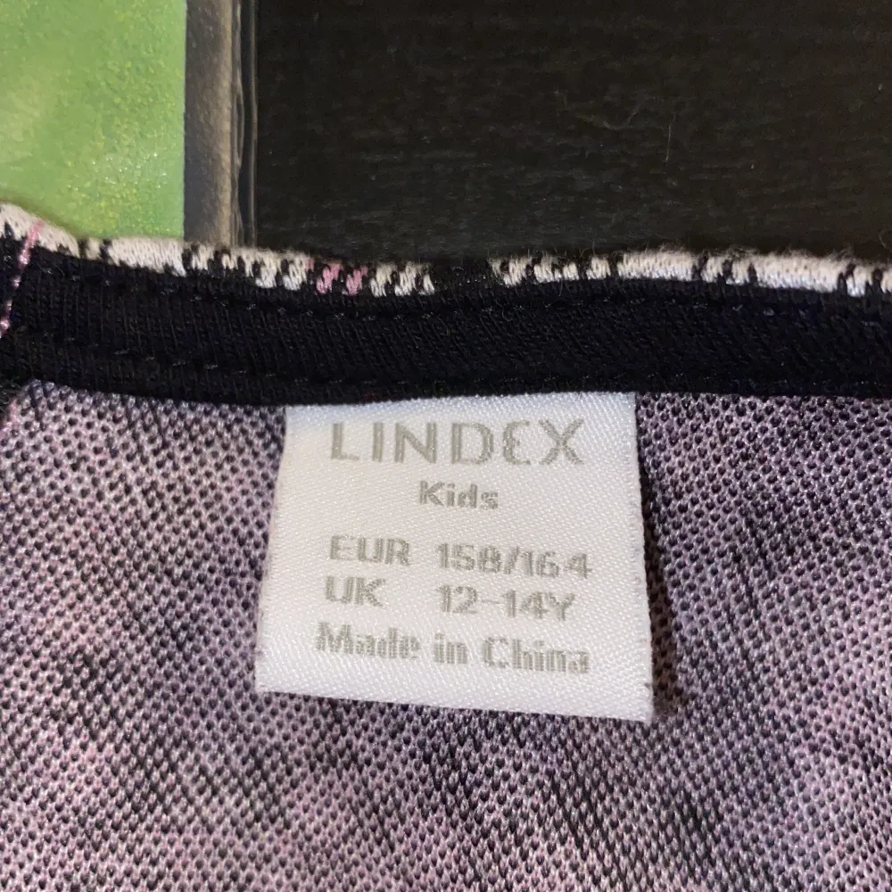 En gullig väst från Lindex. Jag säljer den eftersom den är för liten för mig. Den är i bra skick, och har inte använts på minst ett år. . Övrigt.
