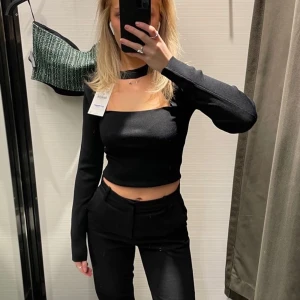 Svart topp  - Säljer denna helt oanvända topp från nakd med lappar på! Den har tyvärr inte kommit till användning ❤️