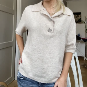 Stickad kofta - Så söt stickad kofta med fina knappar💞💞köp ej frakt via appen❤️