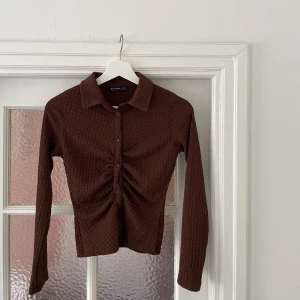Figursydd skjorta i brunt! - Figursydd skjorta i storlek S! Använt kanske 1 gång, nyskick. ⚡️