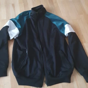 Zip hoodie - Köpt på carlings för länge sen, blivit förliten nu. Perfekt till våren🤙