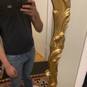 Säljer blå Hugo boss piké  - Snygg Hugo boss piké i bra skick i storleken xs men passar bra på större personer, den har passat mig bra förut som brukar ha storlek L men nu är den helt enkelt för liten. Org pris 1000kr