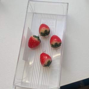 Hej säljer jordgubbar berlocker om någon vill ha 