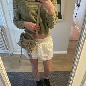 Vit volang kjol S - Använd en gång, köpt i Paris. Stl S. Jättefin till sommaren, har många liknande bara. Nypris 500kr