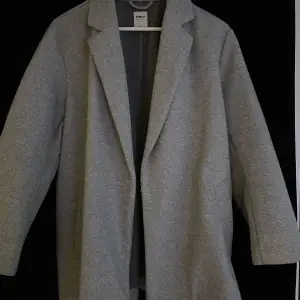 Säljer just nu denna grå kappa för den inte kommer till använding. Band medföljer❤️