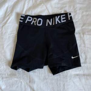 Supersköna tränings short från Nike, använda men i fint skick, hör av dig vid frågor! 💓