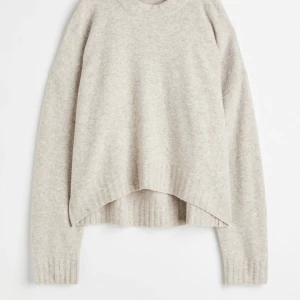 Stickad tröja  - Jätte fin stickad tröja ifrån hm som är slutsåld. Tröjan är något nopprig men fortfarande i ett bra skick.❤️