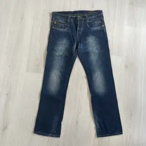 Sjukt coola jeans från Jack and Jones. Snygga detaljer framtill som dragkedja och seven5 tryck. Även en cool ”washed” effekt på benen. 
