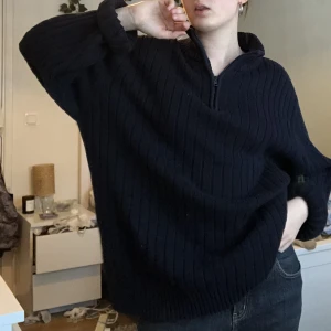 Stickad tröja - Kabelstickad mörkblå tröja med liten dragkedja. Storlek XL men passar mindre som mer oversized om man viker upp ärmarna dom i första bilden. Säljer då den är för stor. Passar typ M-XL.💗