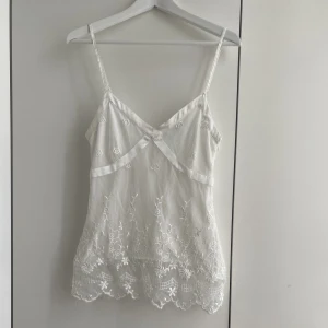 Linne - Gulligt linne från Gina tricot. Köpt här på plick men säljer då det inte passade mig. Strl 38 men tror det kan funka på 36 med 