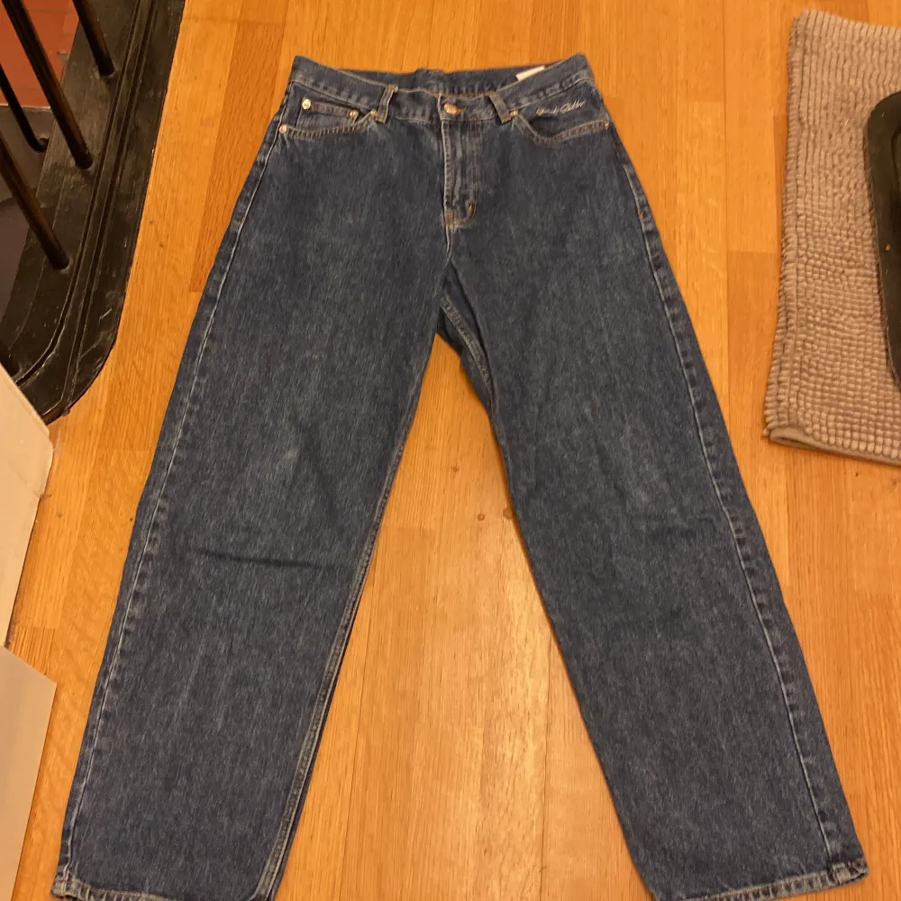 Skit snygga mörkblå jeans med 100% bomull, slutade använda dom då dom blivit för små. Skriv om ni har några funderingar eller frågor, är aktiv ofta!😊. Jeans & Byxor.