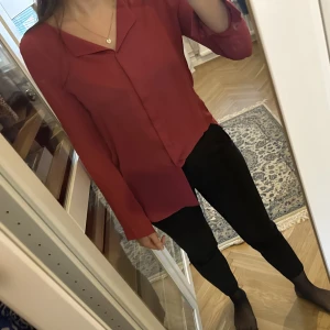 Vila blus storlek xs  - Nytt skick, aldrig använd.  Färg: hallonröd.  Storlek XS men passar S också då den är oversized.  Köparen står för frakt. 