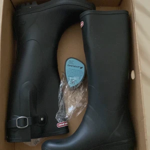 Boots  - Dem är nya.Anedning är att den är för liten. 