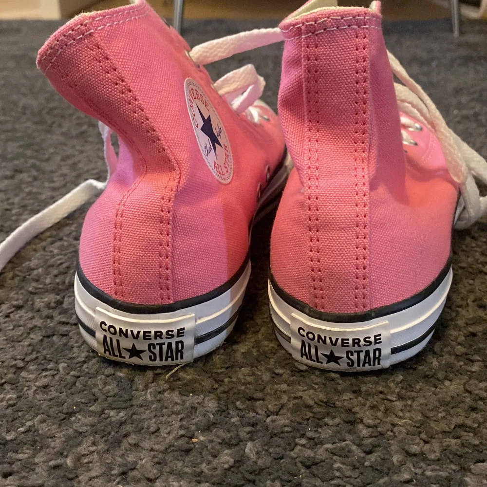 Converse skor i en rosa färg, perfekta för våren och sommaren. använda 2-3 gånger, är i storlek 35 men skulle säga att de är lite större i storleken än normalt. Hör av er vid frågor . Skor.