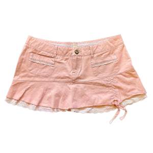 Snygg kjol från Taleyo i stl M❤️‍🔥 Köp nu är på & köparen står för frakten💋  Kolla gärna in vår profil med kläder från bla Ed Hardy, True Religion och Miss Me🫶