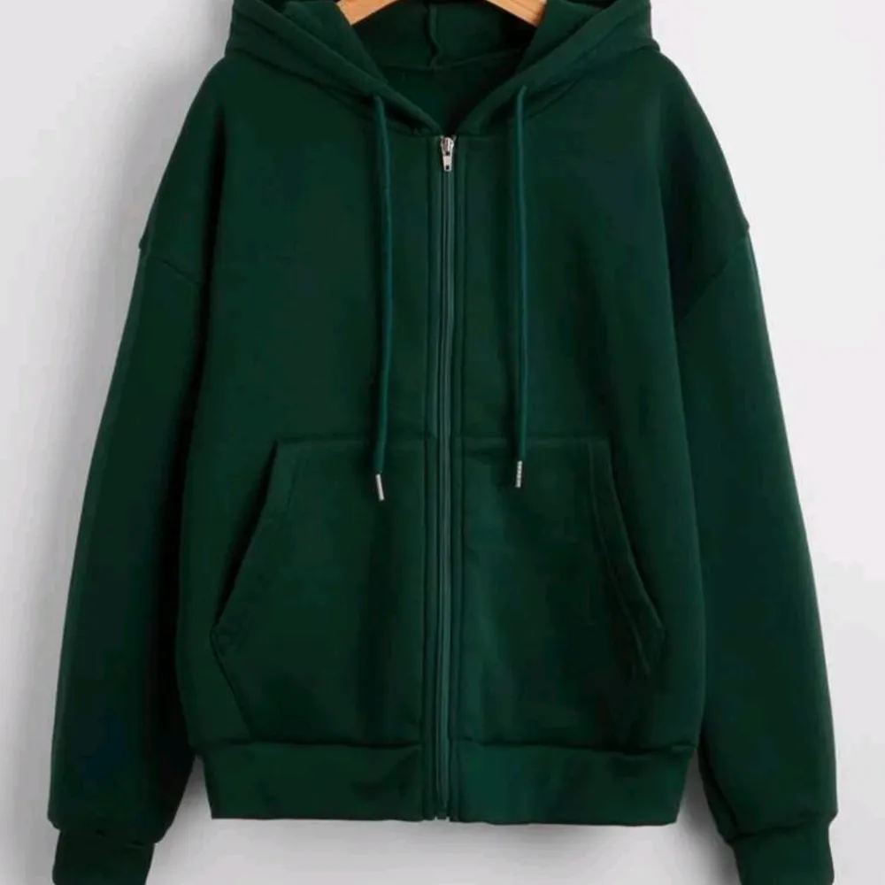 Jättefin jag säljer de för att jag beställde fel och jag beställde nyt som gör att jag har 2 st och en som jag inte använder. Inget fel på de och de finns inga smuts märke helt nya och oanvänd.. Hoodies.