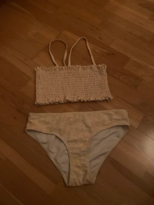 Bikini - Gul blommig bikini från Kappahl 🤍🌻💛storlek 158-164! Köptes för 200kr