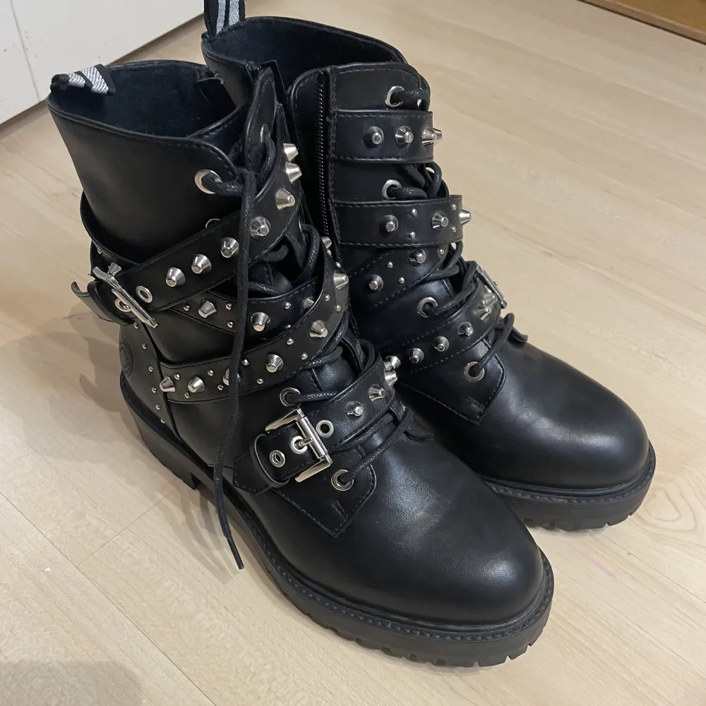 Säljer mina helt oanvända boots från Zalando då dem inte kommit till användning tyvärr . Skor.