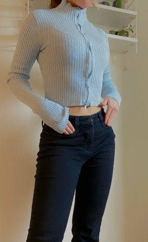 Blå kofta/tröja - Supercool blå tröja/ kofta med dragkedja längst magen!  Sömen går att stryka snyggare! 