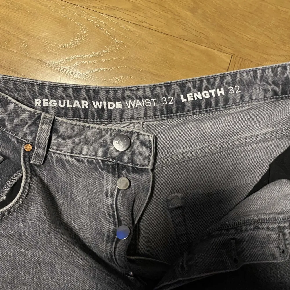 Nästan oanvända gråtvättade bikbok jeans, i storlek W33L32. Farkut & Housut.