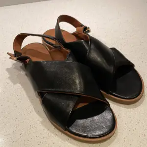 Ett par super fina sandaler från Billi Bi som är perfekt nu till sommaren!🤩Aldrig använda då de är lite stora, hör av dig vid funderingar eller flera bilder. 💗
