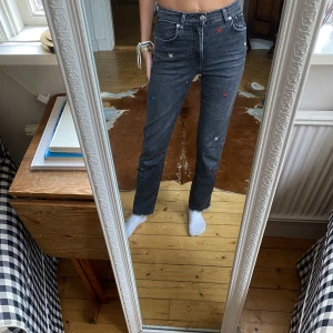 Grå raka jeans - Grå raka jeans med färg”stänk”.