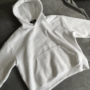 brand of roses hoodie - Världens bästa hoodie från brand of roses, otrolig kvalité och passform. Köpt för 899, slutsåld och kommer förmodligen inte släppas igen.  aldrig tvättad, perfekt skick