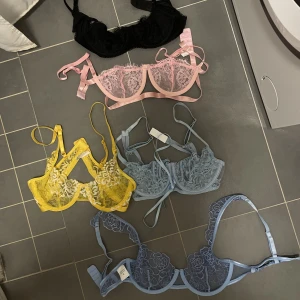 Spets-behåar  - Spets-behåar i storlek S, förutom den svarta som är något mindre. Den svarta är från Victoria secret. Köp alla för 110 eller en behå för 30 kr. Köpare står för frakt ❣️