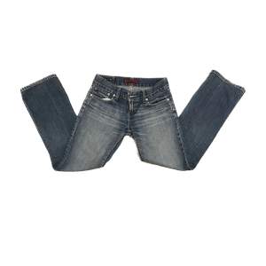 Vintage Levis jeans i modellen eve. ”Square cut straight leg” Perfekt skick