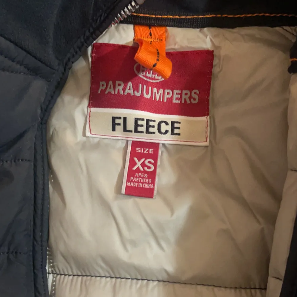 En väl omhändertagen så gott som ny parajumpers jacka. Knappt använd i väldigt gott skick. Färgen är en väldigt mörk marinblå färg. Säljs för att den är för liten för mig. Köpt för 3600kr. . Jackor.