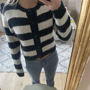 Populär zara kofta - Säljer denna så populära och slutsålda zara kofta i storlek S! Så fin och så mjuk! Den köptes i höstas för 399kr men har aldrig kommit till användning. Frakt kostar 66kr💞