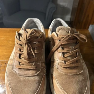 Ecco Skor - Skor från Ecco, är några år gamla men är i förvånansvärt bra skick om man bortser från lite små slitningar på insidan.  Nypris: 1500 kr