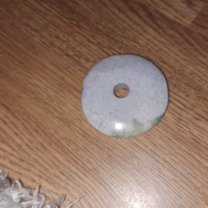 Vit kristal med hål - Den är ganska liten ungefär 5cm
