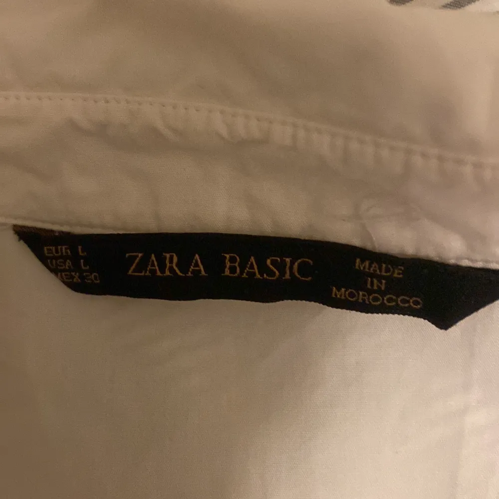 Jätte fin vit skjorta ifrån Zara i storlek L men passar mig som har Xs-S. Köpare står för frakt . Blusar.