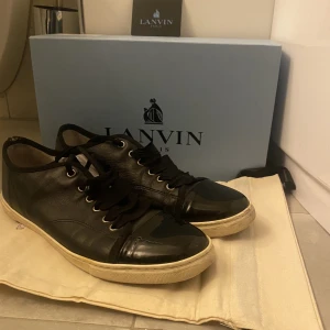 Lanvin - Hej nu säljer jag mina lanvins i sparsamt skick. Fick dessa i present. .  Box&dustbag tillkommer. Gammal model därav priset.  Dunderpris! Uk 6 vilket motsvarar 40-41. Toe capen har inga defekter. Hör av dig vid frågor🙌🏼