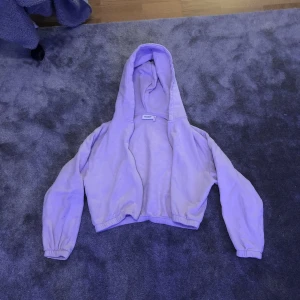 Lila kofta från weekday  - En ljus lila, söt och kortare kofta från weekday som använts fåtal gånger. 