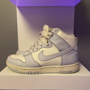Nike Dunk High Football Grey - Nike Dunk High Football Grey Box ingår  Skick: 8/10