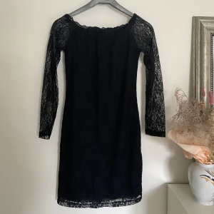 Svart spetsklänning  - Svart spetsklänning. Någon noppa men bra skick. Sällan använd. 