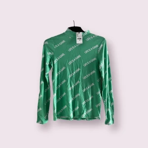 Grön långärmad topp - Oanvänd grön långärmad toppfrån Pimkie, mjuk och stretchig Storlek S 