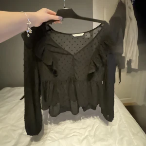 Svart blus - Jättefin blus från strandinavius, bra skick!