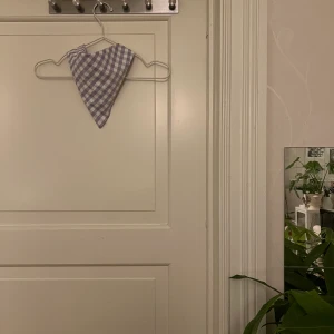 Rutig hårscarf🤍 - Lila och vit rutig hårscarf. Aldrig använd. Kan mötas i Göteborg eller skicka, köparen står för frakt.