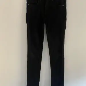 Svarta jeans från burberry i xs (w24).   Finns att hämta på Södermalm eller frakt. 