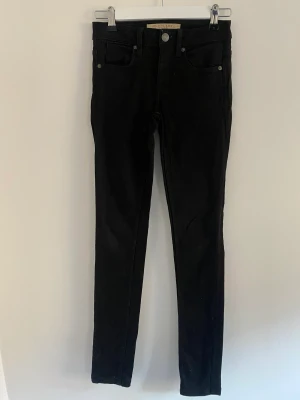 Burberry jeans w24 - Svarta jeans från burberry i xs (w24).   Finns att hämta på Södermalm eller frakt. 