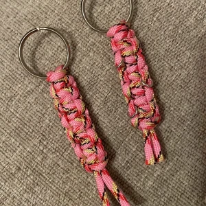 Nyckelring paracord  - Nyckelring med paracord i snyggt rosa mönster. Säljer mellan 50-70kr beroende på detaljer. 