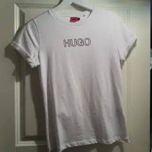 Vit Hugo boss t-shirt. Helt ny i storlek xs köpt för 700