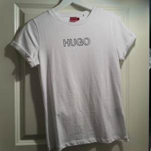Hugo boss t-shirt - Vit Hugo boss t-shirt. Helt ny i storlek xs köpt för 700