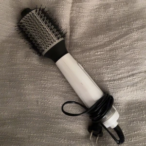 Fönborste - Säljer min fönborste från remington då den nästan aldrig kommit till användning. Den är i ett väldigt bra skick. Nypris cirka 450kr säljer för 180kr